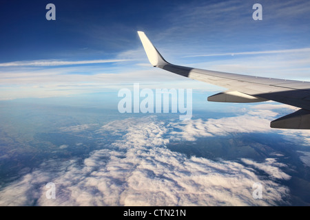 Vue aérienne sur les nuages blancs d'avion (voir l'aile). Banque D'Images