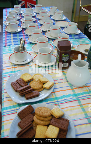 Plateau thé/café et prêt pour les visiteurs à la salle de l'église locale à l'événement Somerton UK Banque D'Images