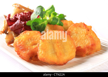 Nuggets de poulet avec champignons sautés Banque D'Images