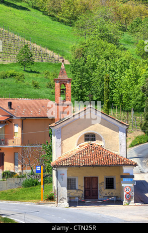 Image de petit orientée verticale chapelle rurale sur la colline verte au printemps dans le Piémont, en Italie. Banque D'Images