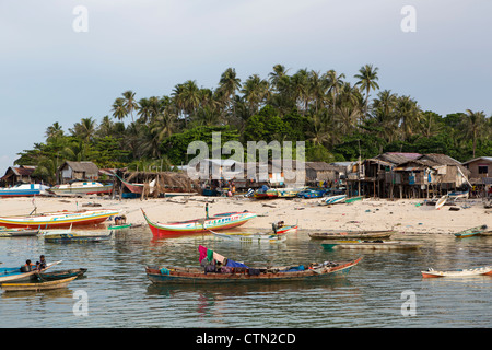 Gitans de la mer sur Mabul island dans l'archipel de Semporna en Afrique du Sabah, Bornéo, Malaisie. Célèbre spot de plongée Banque D'Images