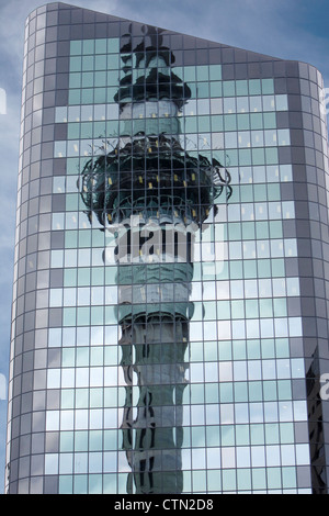 Reflet de la Sky Tower, Auckland, Nouvelle-Zélande Banque D'Images