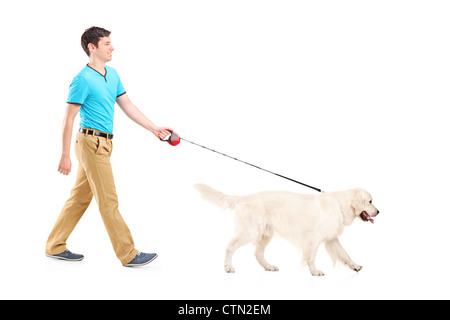 Portrait d'un jeune homme marchant un chien, isolé sur fond blanc Banque D'Images