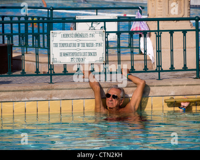 Man relaxing in 38ºC de la piscine d'un des bains thermaux Széchenyi, Budapest, Hongrie, Europe de l'Est Banque D'Images