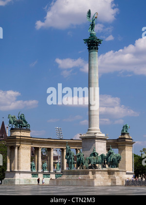 La Place des Héros (Hősök tere) à Budapest, Hongrie, Europe de l'Est Banque D'Images