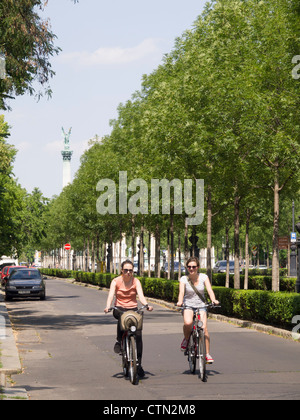 Les femmes la bicyclette à Budapest, Hongrie, Europe de l'Est Banque D'Images