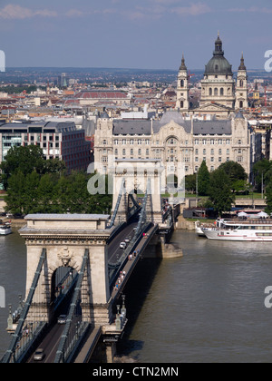 Vue sur les toits de Budapest avec la Basilique, Gresham Palace et le Pont des Chaînes sur le Danube, Budapest, Hongrie Banque D'Images