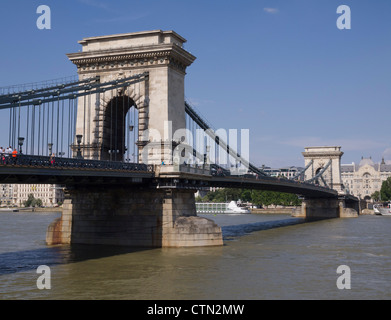 Pont des chaînes Széchenyi Lánchid) (sur le Danube à Budapest, Hongrie, Europe de l'Est Banque D'Images