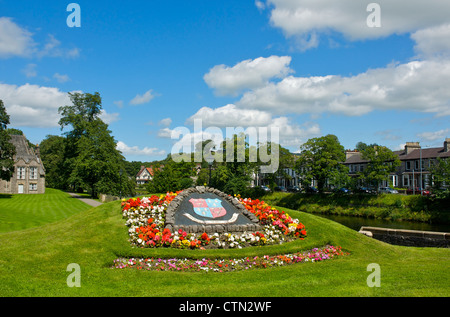 Armoiries de la ville, entourée de fleurs, Kirkland, Kendal, Cumbria, Angleterre, Royaume-Uni Banque D'Images