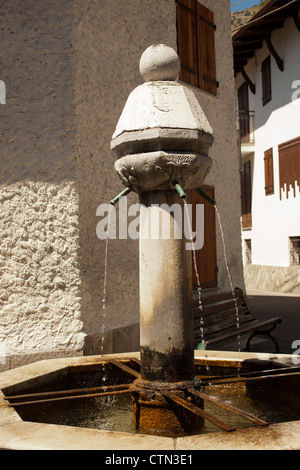 Fontaine à eau, Entracque, Cuneo, Piémont, Italie Banque D'Images