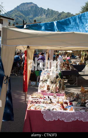 Marché d'antiquités de plein air, Entracque, Cuneo, Italie Banque D'Images