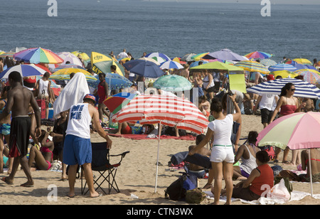 Sur une chaude journée d'été la promenade et la plage sont toujours bondé à Coney Island, Brooklyn, New York. Banque D'Images
