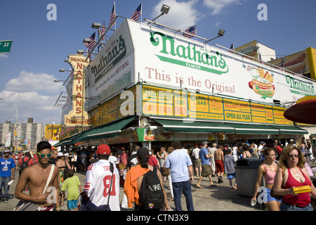 Le célèbre Nathan's Original est toujours bondé avec des gens prêts à chow vers le bas le long de l'Avenue de Surf à Coney Island, Brooklyn, New York. Banque D'Images