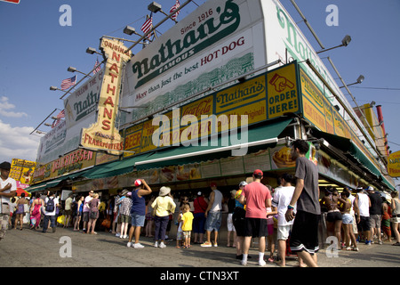 Le célèbre Nathan's Original est toujours bondé avec des gens prêts à chow vers le bas le long de l'Avenue de Surf à Coney Island, Brooklyn, New York. Banque D'Images