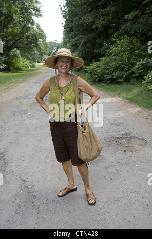 Portrait of a happy, 60 ans, femme, et dans le park, Brooklyn, New York. Banque D'Images