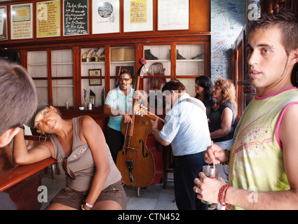 La musique live au bar à La Bodeguita del Medio, dans le centre de La Havane, Cuba Banque D'Images