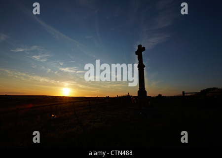 Coucher du soleil avec le mémorial de guerre au premier plan, l'eau douce à l'Ouest, Pembrokeshire, Pays de Galles, Royaume-Uni Banque D'Images