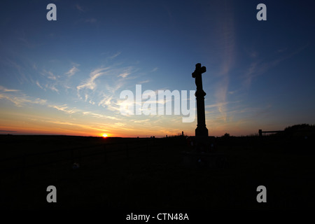 Coucher du soleil avec le mémorial de guerre au premier plan, l'eau douce à l'Ouest, Pembrokeshire, Pays de Galles, Royaume-Uni Banque D'Images