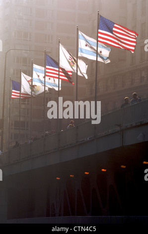 Les gens marcher dans le Michigan Avenue Bridge. Banque D'Images