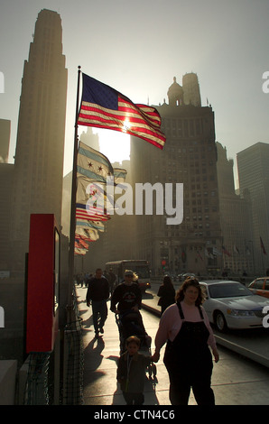 Les gens marcher dans le Michigan Avenue Bridge. Banque D'Images