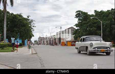 Un vintage voiture conduit le long de la rue principale à Cardenas, Cuba Banque D'Images