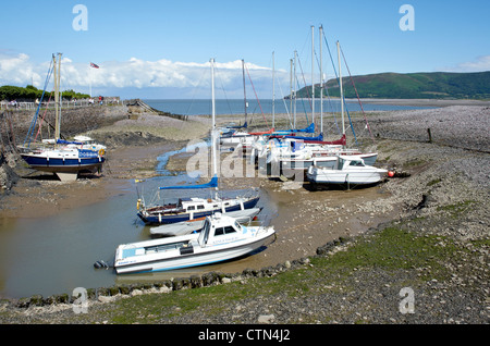 Porlock Weir Harbour à Somerset, Angleterre à marée basse sur une journée d'été. Port est formé à partir d'une banque de bardeaux beach Banque D'Images