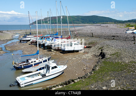 Porlock Weir Harbour à Somerset, Angleterre à marée basse sur une journée d'été. Port est formé à partir d'une banque de bardeaux beach Banque D'Images