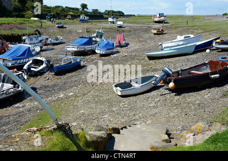 Porlock Weir Harbour à Somerset, Angleterre à marée basse sur une journée d'été. Port est formé à partir d'une banque de galets plage. Banque D'Images