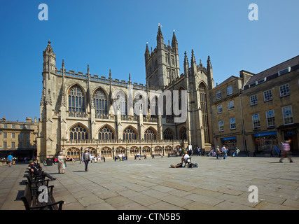 Musicien jouant dans la cour de l'abbaye de Bath, Bath, Angleterre, Royaume-Uni Banque D'Images