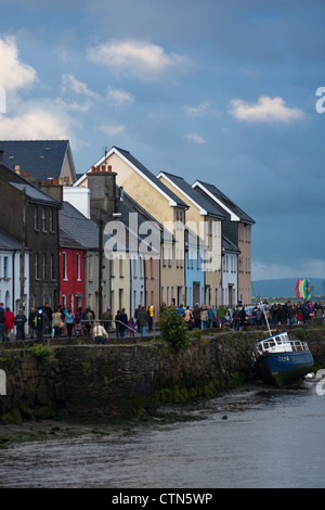 Vue depuis la longue marche de Claddagh anciens quais et au crépuscule, la ville de Galway, en Irlande. Banque D'Images