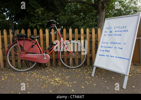 Spectator's bike bloqué sur une clôture à côté des vélos pour demander signe être stockées à proximité de la station locale sur le premier jour de compétition de l'Olympique de Londres 2012 250km course sur route des hommes. À partir du centre de Londres et le passage du capital des sites célèbres avant de partir dans l'Angleterre rurale à l'épuisant fort Hill dans le comté de Surrey. Sud-ouest locaux Londoniens étaient alignés sur la route dans l'espoir de la Mark Cavendish favori pour gagner la médaille de l'équipe Go premier mais ont finalement été déçu quand le Kazakhstan's Alexandre Vinokourov a finalement remporté l'or. Banque D'Images