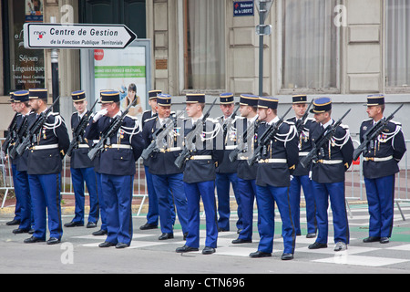 Les membres de la gendarmerie locale bordée avant le début d'une Bastille Day Parade à Lille Banque D'Images