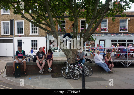 Spectateurs attendent l'arrivée du peloton sur le premier jour de compétition de l'Olympique de Londres 2012 250km course sur route des hommes. À partir du centre de Londres et le passage du capital des sites célèbres avant de partir dans l'Angleterre rurale à l'épuisant fort Hill dans le comté de Surrey. Sud-ouest locaux Londoniens étaient alignés sur la route dans l'espoir de la Mark Cavendish favori pour gagner la médaille de l'équipe Go premier mais ont finalement été déçu quand le Kazakhstan's Alexandre Vinokourov a finalement remporté l'or. Banque D'Images