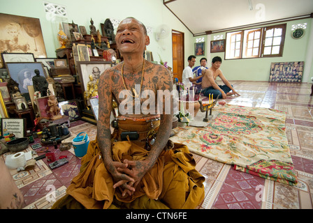 Moine vagabond dans l'samnak de Sak Yan master,Ajahn Gop de Ayuthaya, Thaïlande. Banque D'Images