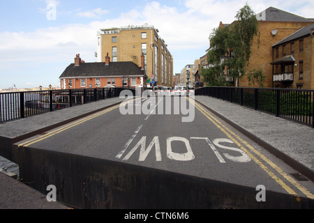L'étroite rue Pont tournant est situé entre le Limehouse Basin serrure et de la Tamise Banque D'Images
