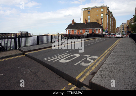 L'étroite rue Pont tournant est situé entre le Limehouse Basin serrure et de la Tamise Banque D'Images