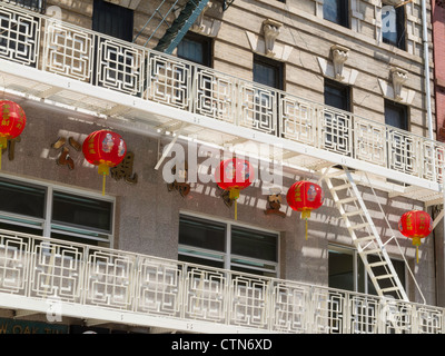 Lanternes et balcons à Bayard Street, Chinatown, NYC Banque D'Images