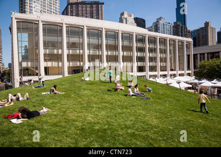 Laurie M. Tisch pelouse, à l'Illumination Hearst Plaza au Lincoln Center, NEW YORK CITY Banque D'Images