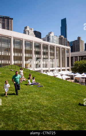 Laurie M. Tisch pelouse, à l'Illumination Hearst Plaza au Lincoln Center, NEW YORK CITY Banque D'Images