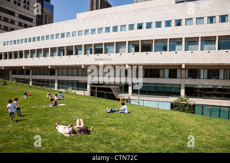 Laurie M. Tisch pelouse, à l'Illumination Hearst Plaza au Lincoln Center, NEW YORK CITY Banque D'Images