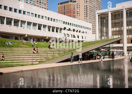 Laurie M. Tisch pelouse, à l'Illumination Hearst Plaza au Lincoln Center, NEW YORK CITY Banque D'Images