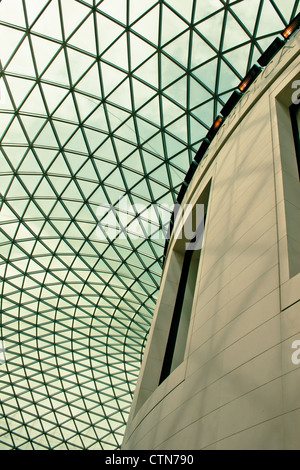 Le plafond et mur central de la grande salle dans le British Museum London Banque D'Images