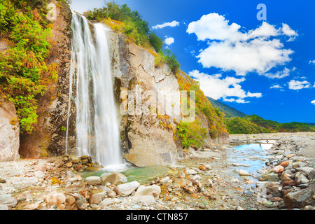 Cascade sur le chemin de Fox Glacier Banque D'Images