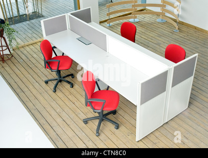 Les bureaux et chaises rouges ensemble armoire vue du haut sur le plancher en bois Banque D'Images