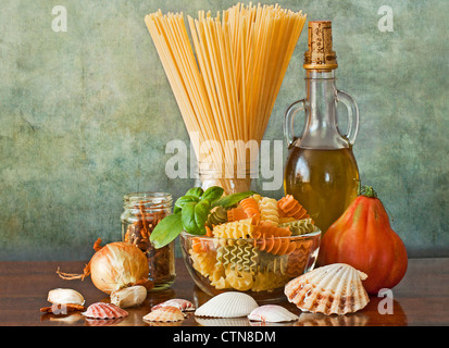 Les pâtes italiennes style marin avec les palourdes et la sauce tomate Banque D'Images