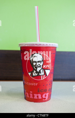 KFC boisson tasse de papier avec une paille en elle. Banque D'Images