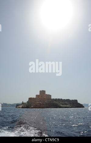 Vue sur le château d'If, près de Marseille, France. C'est une ancienne forteresse et prison rendue célèbre par "Le Comte de Monte-Cristo". Banque D'Images