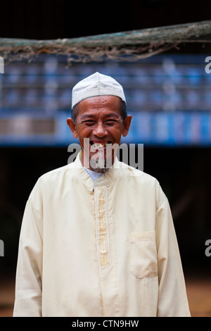 Portrait d'un homme vivant Cham Khmer sur l'ancienne terre de Marguerite Duras' residence - Sihanoukville, Cambodge Province Banque D'Images