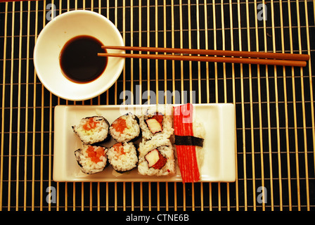Sushis traditionnel de fruits de mer et rouleaux sur le plat blanc. Banque D'Images