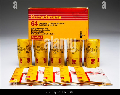 Film photographique en rouleau 120 d'époque Kodachrome, pro-pack avec pochettes de traitement Banque D'Images